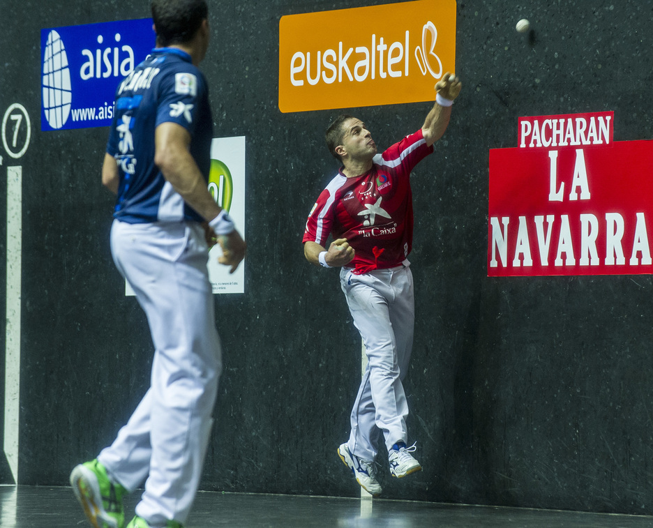 Eta bigarren urtez segidan, Irujo txikitu zuen Buruz Buruko finalean. Hau izango zuen azken txapela frontoi guztian. (Monika DEL VALLE / FOKU) Eta bigarren urtez segidan, Irujo txikitu zuen Buruz Buruko finalean. Hau izango zuen azken txapela frontoi guztian. (Monika DEL VALLE / FOKU)