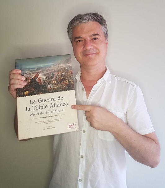 Pedro Iñaki Martínez posa con un ejemplar de La Guerra de la Triple Alianza. 