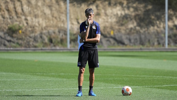 Imanol, en el último entrenamiento que ha dirigido en Zubieta antes de viajar a Eindhoven. (REAL SOCIEDAD)