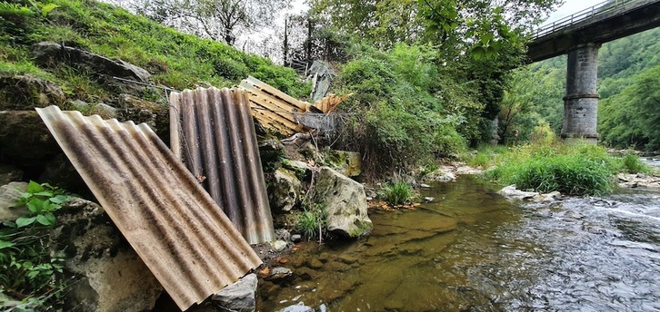 El vertido de escombros al río Urola cerca del puente del antiguo ferrocarril. (Eguzki)