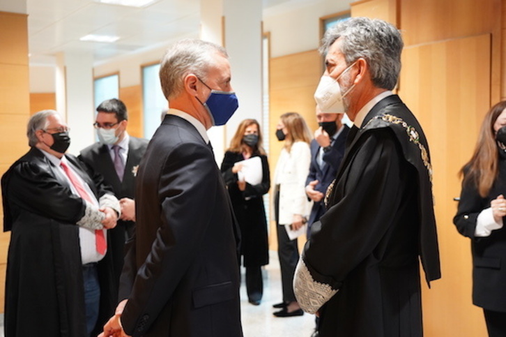 Iñigo Urkullu conversa con Carlos Lesmes en un acto oficial del TSJPV. Tras él, Luis Ángel Garrido. (MITXI/IREKIA)