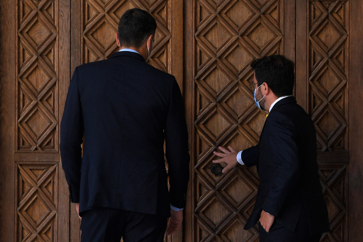 El presidente del Gobierno español, Pedro Sánchez, y el president de la Generalitat, Pere Aragonès, ayer en el Palau. (Lluís GENÉ/AFP)