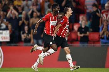 Ibrahim Sangare y Olivier Boscagli celebran uno de los goles de la victoria del PSV frente al SC Cambuur. (Maurice VAN STEEN / AFP)