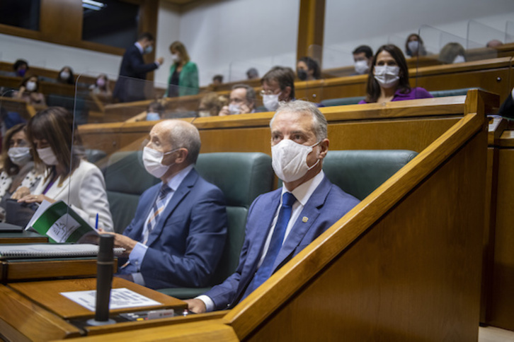 Iñigo Urkullu espera para pronunciar su discurso. (JAIZKI FONTANEDA/FOKU)