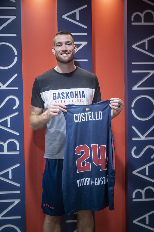 Matt Costello luce su camiseta con el dorsal 24 (Jaizki FONTANEDA / FOKU)