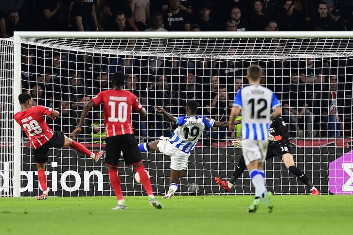 Isak marca el gol que en ese momento ponía por delante a la Real. (OLAF KRAAK ( AFP)