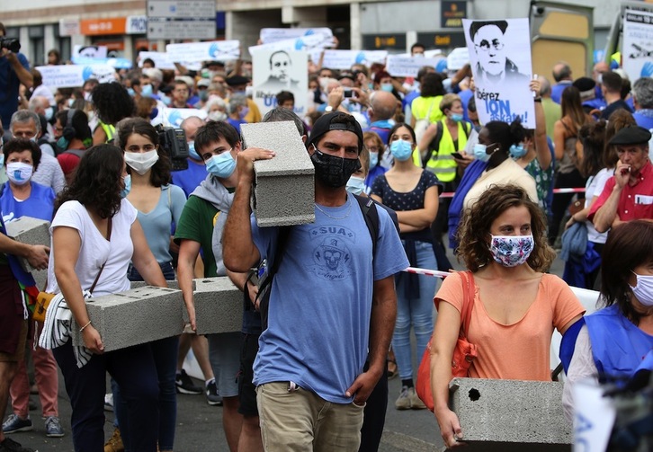 Ciudadanos portan bloques para tapiar simbólicamente la subprefectura a fin de solicitar la excarcelación de presos con largas condenas, el 19 de setiembre de 2020. (Bob EDME)