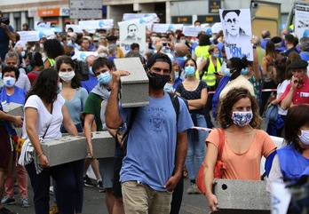 Ciudadanos portan bloques para tapiar simbólicamente la subprefectura a fin de solicitar la excarcelación de presos con largas condenas, el 19 de setiembre de 2020. (Bob EDME)
