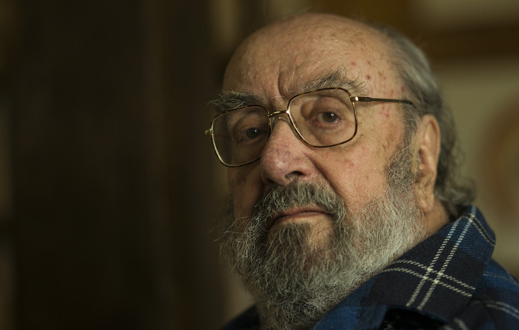 Alfonso Sastre, bere Hondarribiko etxean. (Jon URBE/FOKU)