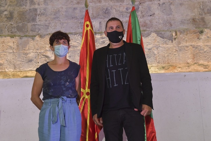 Anita Lopepe, portavoz de EH Bai, junto a Arnaldo Otegi, en el acto de apertura de curso de EH Bildu, en Iruñea. (Idoia ZABALETA)