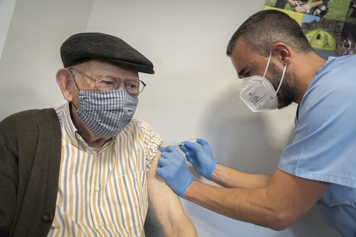Imagen de archivo de un anciano recibiendo una dosis de la vacuna en Zarautz. (Gorka RUBIO/FOKU)