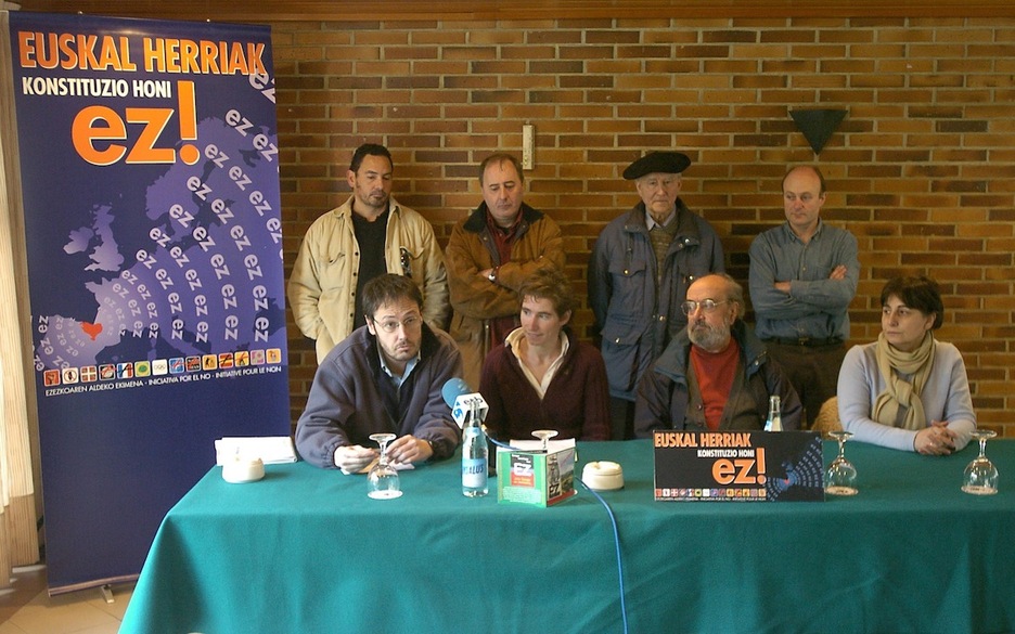 Sastr, mostrando su apoyo a la campaña del referéndum de la Constitucion europea. (Gari GARAIALDE/FOKU)