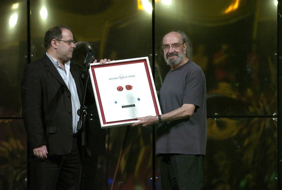 Recibiendo el premio Victoria Eugenia en el Teatro Principal de Donostia. (Gari GARAIALDE/FOKU)