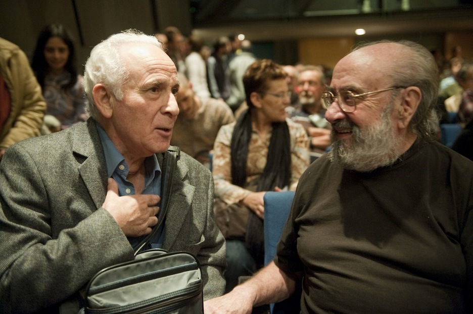 Junto al también escritor Joxe Azurmendi durante la celebración de los encuentros ASKE. (Andoni CANELLADA/FOKU)