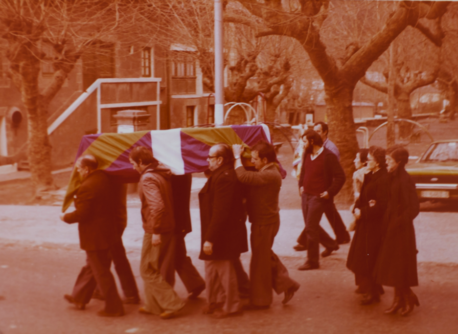 Llevando el féretro de Argala en diciembre de 1978. (NAIZ)