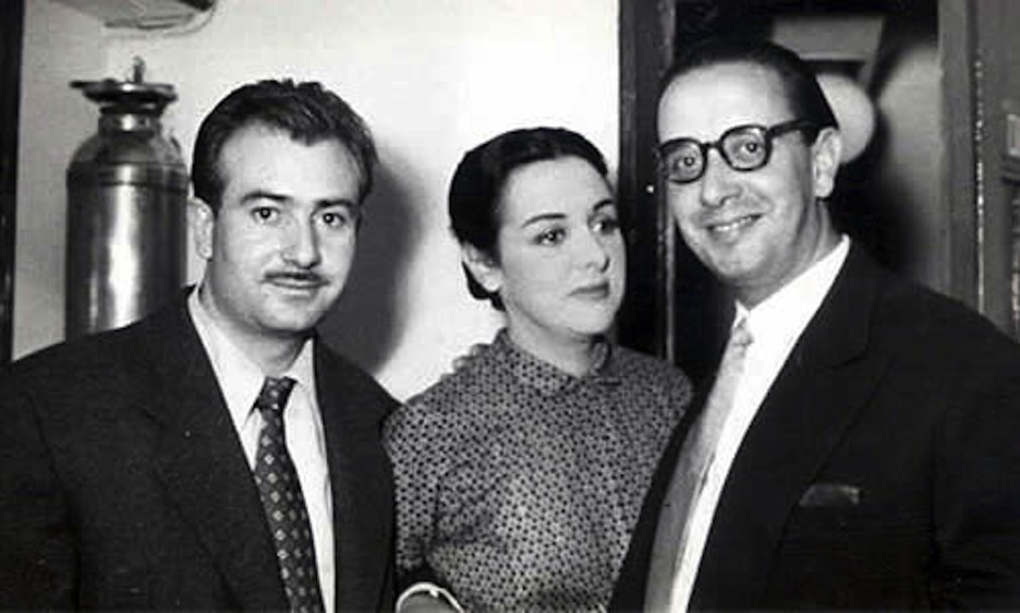 Sastre, a la derecha, junto a José María de Quinto y María Luisa Ponte, en el estreno de ‘La Mordaza’ en 1954. (SASTRE-FOREST.COM/KOLDO MITXELENA KULTURGUNEA)