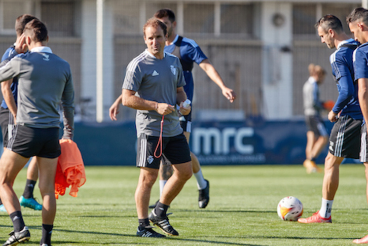 Un sonriente Arrasate durante el último entrenamiento en Tajonar antes del derbi de Mendizorrotza. (OSASUNA)