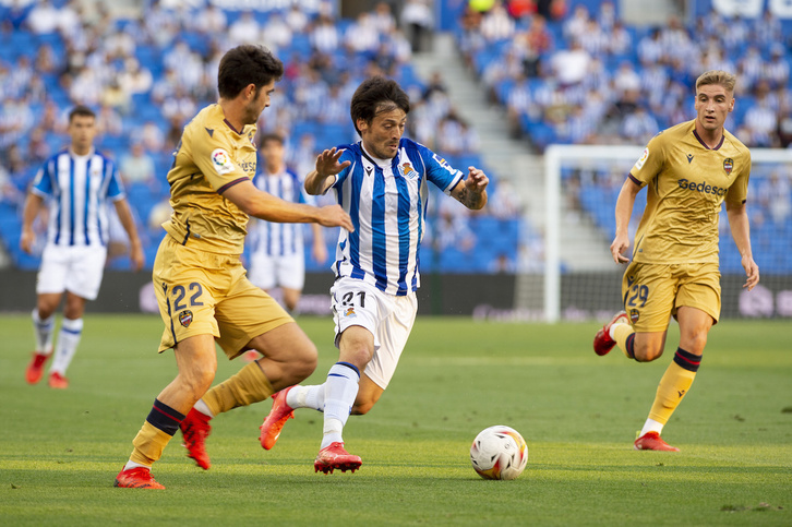 David Silva, en el último partido jugado contra el Levante en Anoeta. (Iñigo URIZ/FOKU)