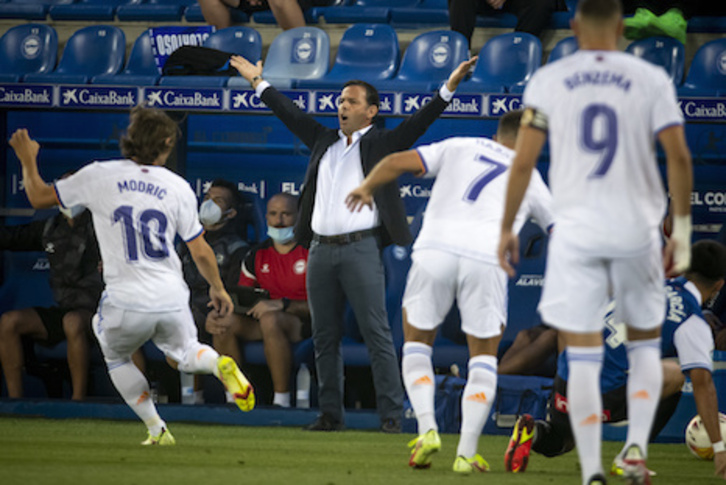 Calleja se queja de un lance durante el choque contra el Real Madrid. (Jaizki FONTANEDA/FOKU)