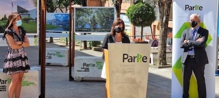 Esther Apraiz Derioko alkatea, Itziar Epalza parke teknologikoen sareko zuzendaria eta Joseba Urbieta Bizkaiko Zientzia eta Teknologia Parkeko gerentea, gaur eguerdian. (BZTP)