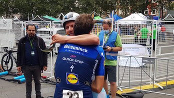 Almeida se abraza a su compañero Cattaneo tras ser los dos primeros de la crono. (TOUR DE LUXEMBURGO)