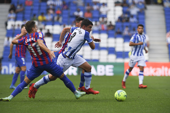 Eibarren kontra bigarren porrota jarraian jaso arren, beren entrenatzailearen «konfiantza osoa» dute jokalari zuri-urdinek. (Jon Urbe/Foku)