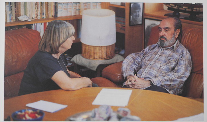 Alfonso Sastre y Eva Forest charlando en el salón de su casa. (NAIZ)