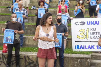 Espetxean 31 urte daramatzan Unai Paroten eskubideen aldeko martxa deitzeko egin zuten agerraldia. (Jaizki FONTANEDA/FOKU)