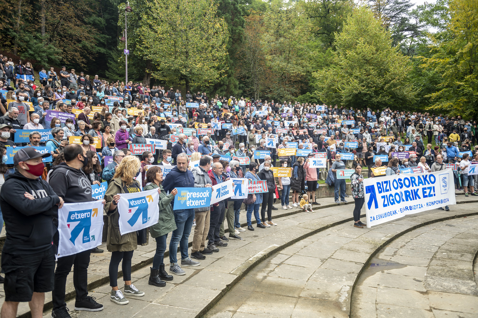 Ehunka pertsona elkartu dira Arrasaten. (Jaizki FONTANEDA/FOKU)