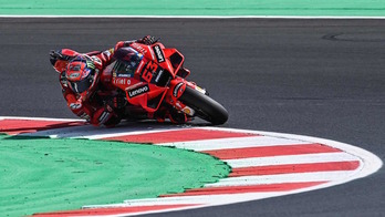 Bagnaia, tumbado sobre su Ducati en plena curva (Andreas SOLARO / AFP)