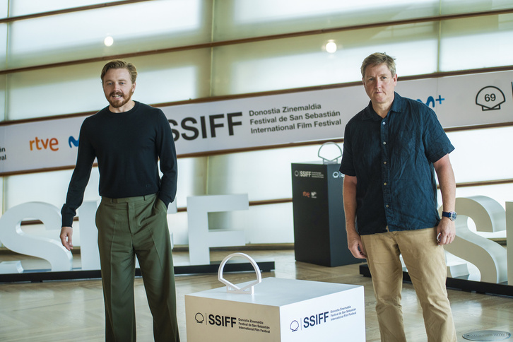 Lowden y Elliot, actor y productor de la película de Davies, que ha intervenido a distancia. (Gorka RUBIO | FOKU)