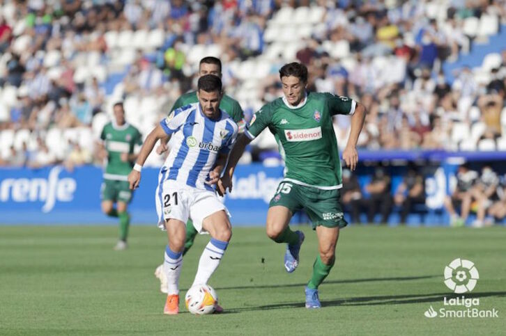 Fede Vico intenta proteger el balón ante Luengo. (LaLiga)