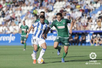 Fede Vico intenta proteger el balón ante Luengo. (LaLiga)