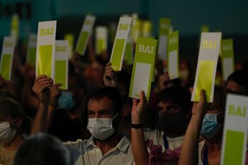 EH Bilduren atzoko Konferentzia Politikoaren bozketa bat: hezkuntza proposamenaz gain plan politikoa eta plan feminista onartu ziren. (EH Bildu)