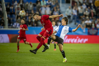 David García, autor del primer gol, evita el control de Pellistri. (Jaizki FONTANEDA / FOKU)