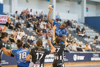 Mariane Fernandesek balio handiko bi gol egin ditu neurketaren azken fasean. (BERA BERA)