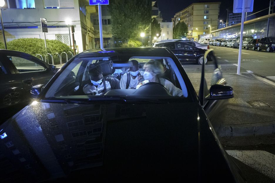 Bere kotxean Gurutze Gorrira bidean, bolondresa gidari eta migrantea ondoan. (Gorka RUBIO | FOKU)