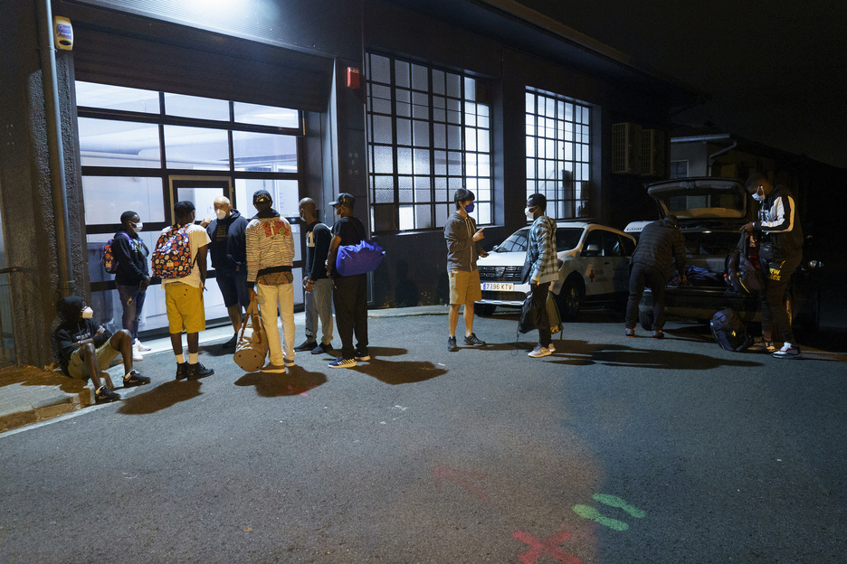 Bolondresak migranteei azalpenak ematen Gurutze Gorriaren egoitza aurrean. (Gorka RUBIO | FOKU)