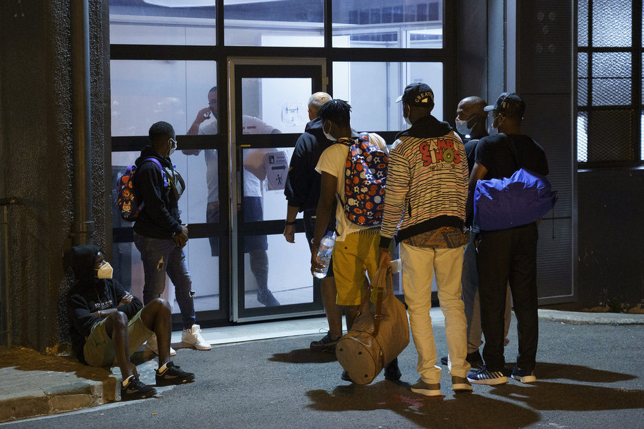 Bolondres bat Gurutze Gorriko sarreran, bertako langilearekin hitzegiteko asmoz. (Gorka RUBIO | FOKU)