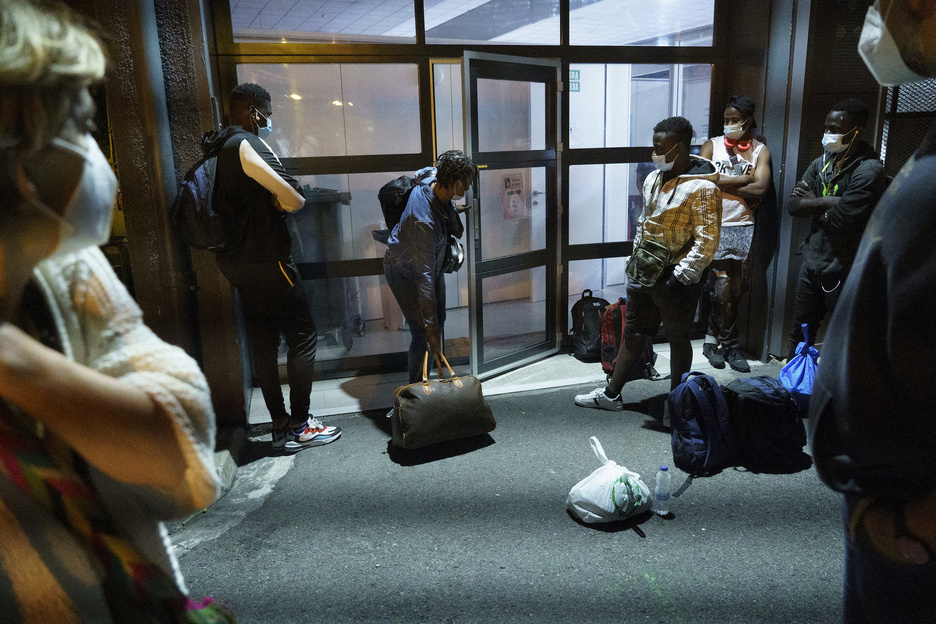 Emakume migrante bat, zentrotik irteten gauerdian. (Gorka RUBIO | FOKU)