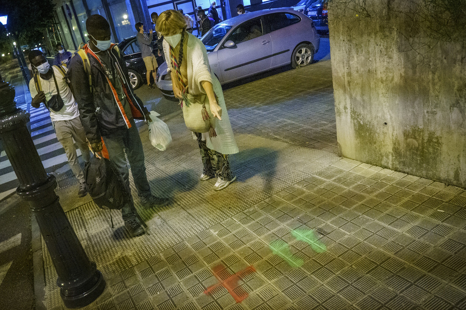 Bolondres bat, migrante bati San Juan Plazara iristeko lurreko seinaleen berri ematen. (Gorka RUBIO | FOKU)