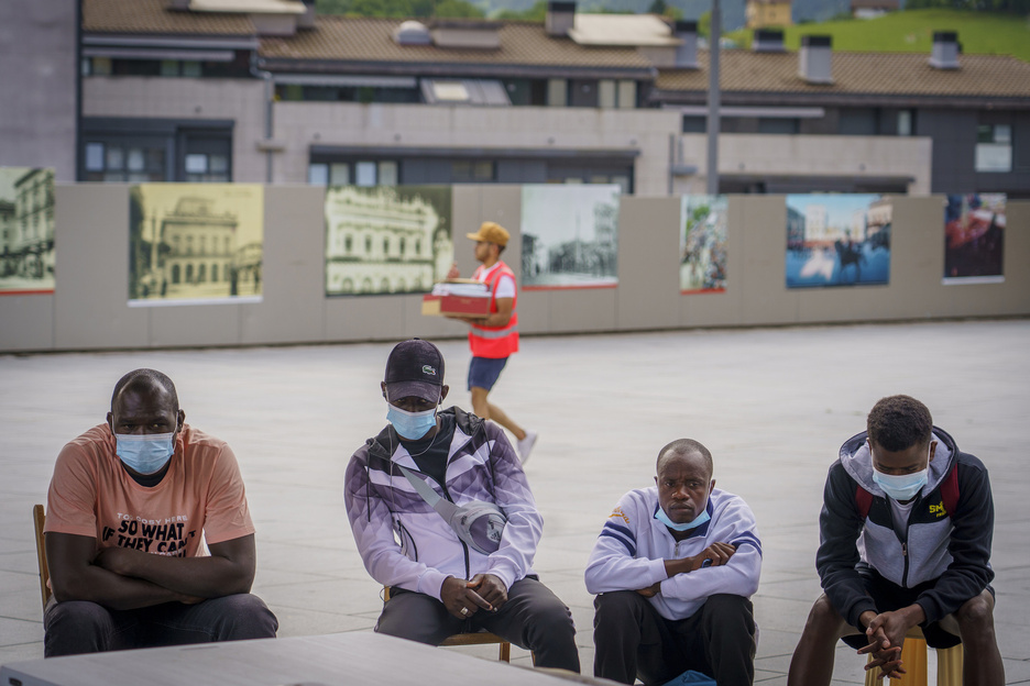 Migrante talde bat, adi-adi entzuten. (Gorka RUBIO | FOKU)