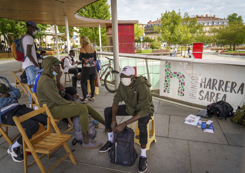 Migrante taldea bolondresekin Irungo San Juan plazan. (Gorka RUBIO | FOKU)