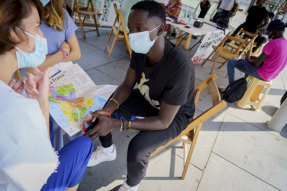 Mapa batean gainean azalpenak ematen. (Gorka RUBIO | FOKU)