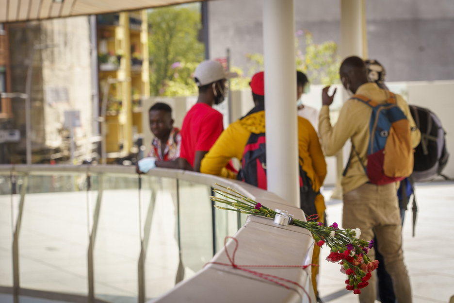 Abuztuan Bidasoan zeharkatzeko saiakeran itota hil zen Abdoulaye gaztea oroitzeko lore eta kandelak. (Gorka RUBIO | FOKU)