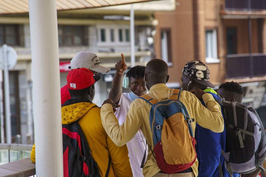 Migrante taldea hizketan. (Gorka RUBIO | FOKU)