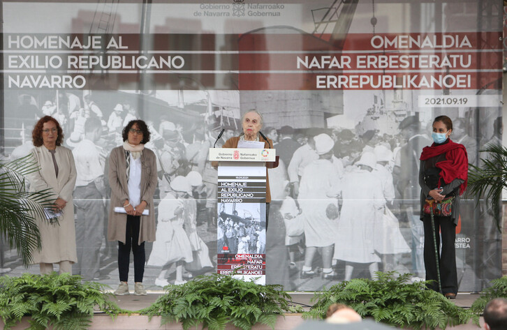 Sara Soriano, Ana Araujo y Maria Carmen Yárnoz han intervenido en nombre de los familiares de las personas homenajeadas en Elizondo. (NAFARROAKO GOBERNUA)