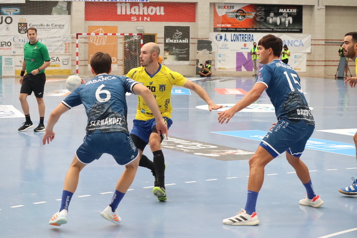 Adrián Fernández trata de pasar el balón ante dos rivales. (@ASOBAL)