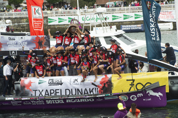 Santurtziko arraunlariak, aurtengo Caixabank Koroa jasotzen estropada amaieran (Monika DEL VALLE / FOKU)