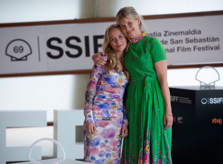 La actriz Flora Ofelia y la directora Tea Lindeburg, hoy en Donostia. (Ander GILLENEA | AFP)